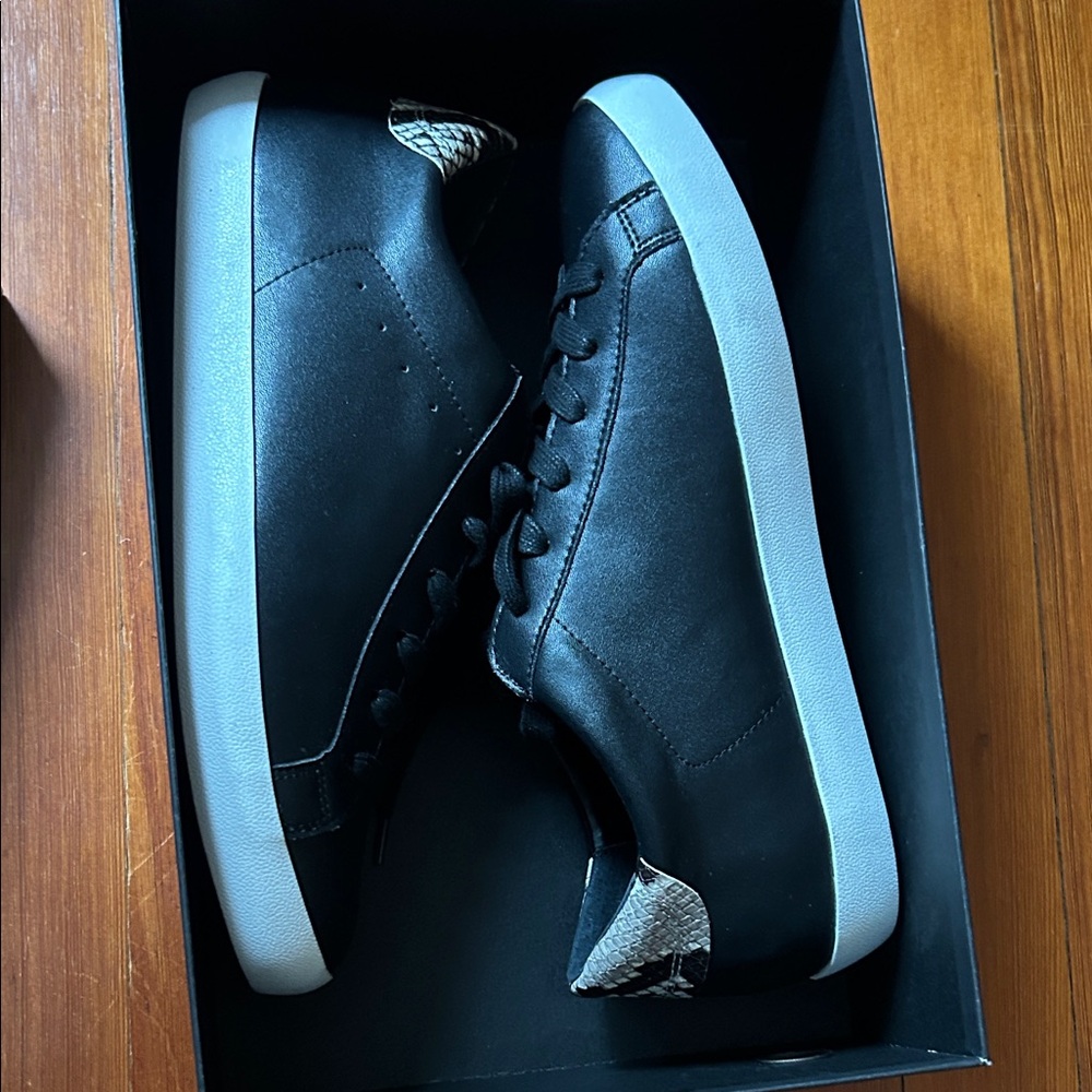 Banana Republic Black and White Women's Sneakers